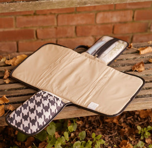 OiOi Change Mat Clutch - Houndstooth